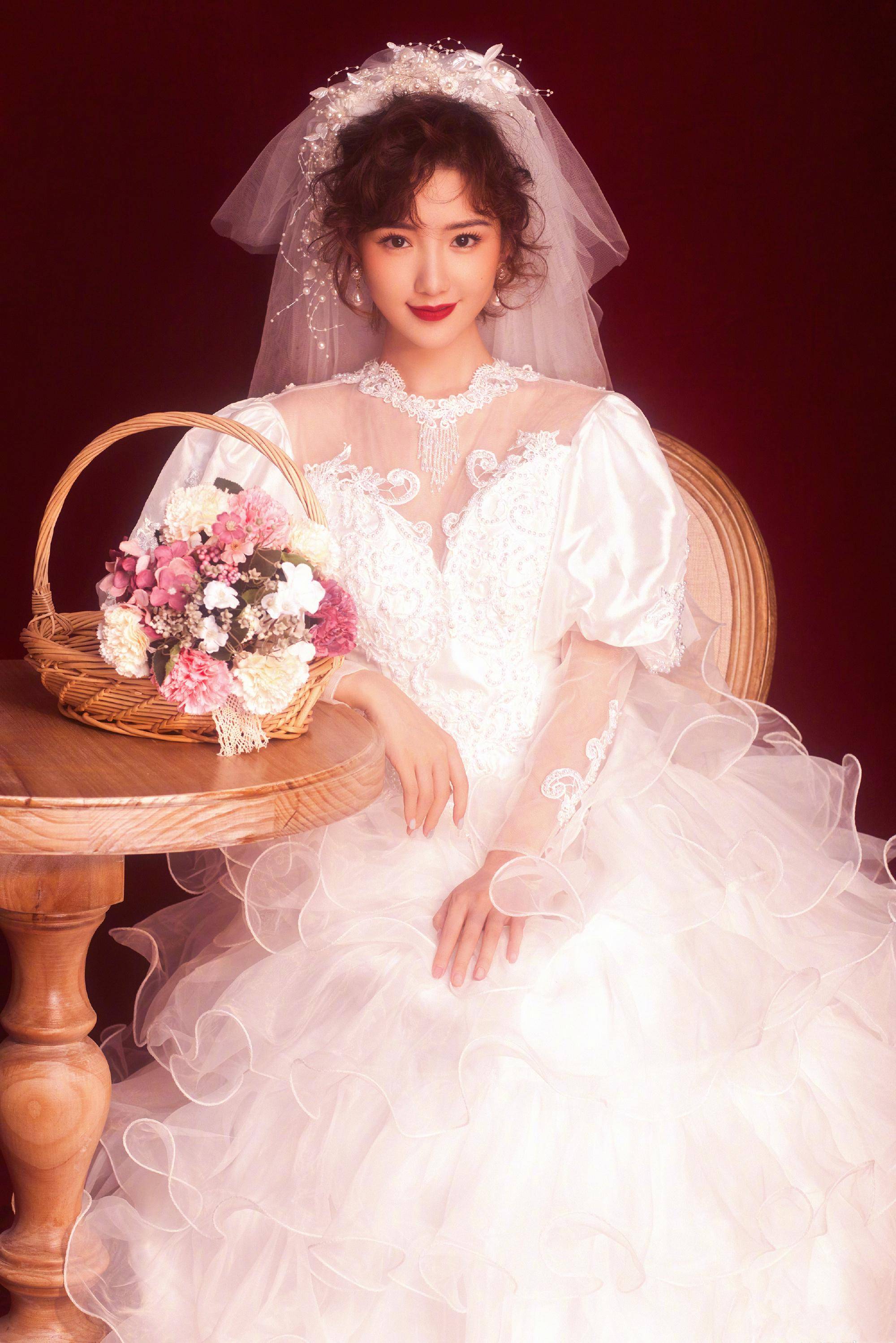 毛晓彤怒甩渣男,演绎90年代时装秀,复古风赶紧搞起来_造型_女孩子