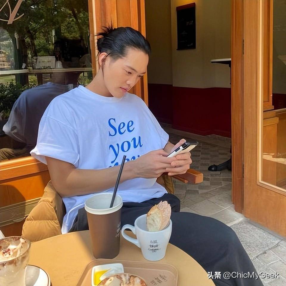 金健宇除了出道初期,几乎都是保持中长发,放下时随