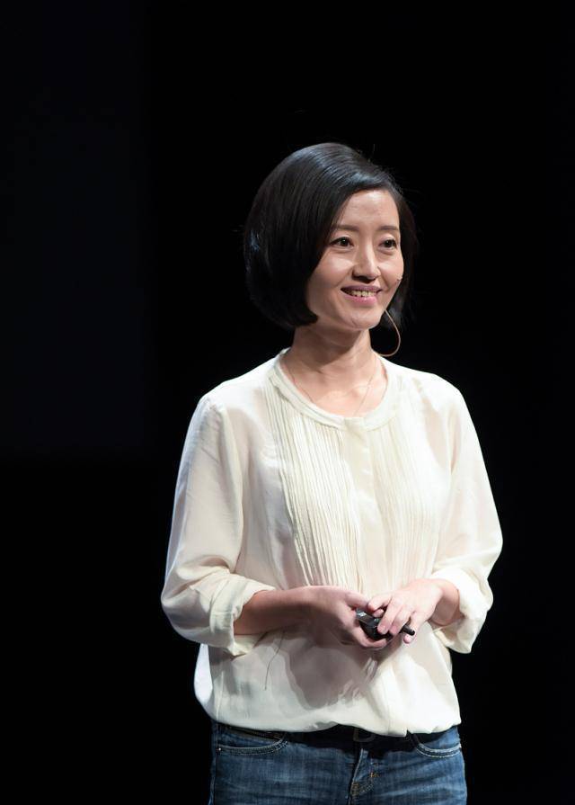 有很多人说是因为家庭,2013年初,柴静与摄影师赵嘉结婚,之后在国外生