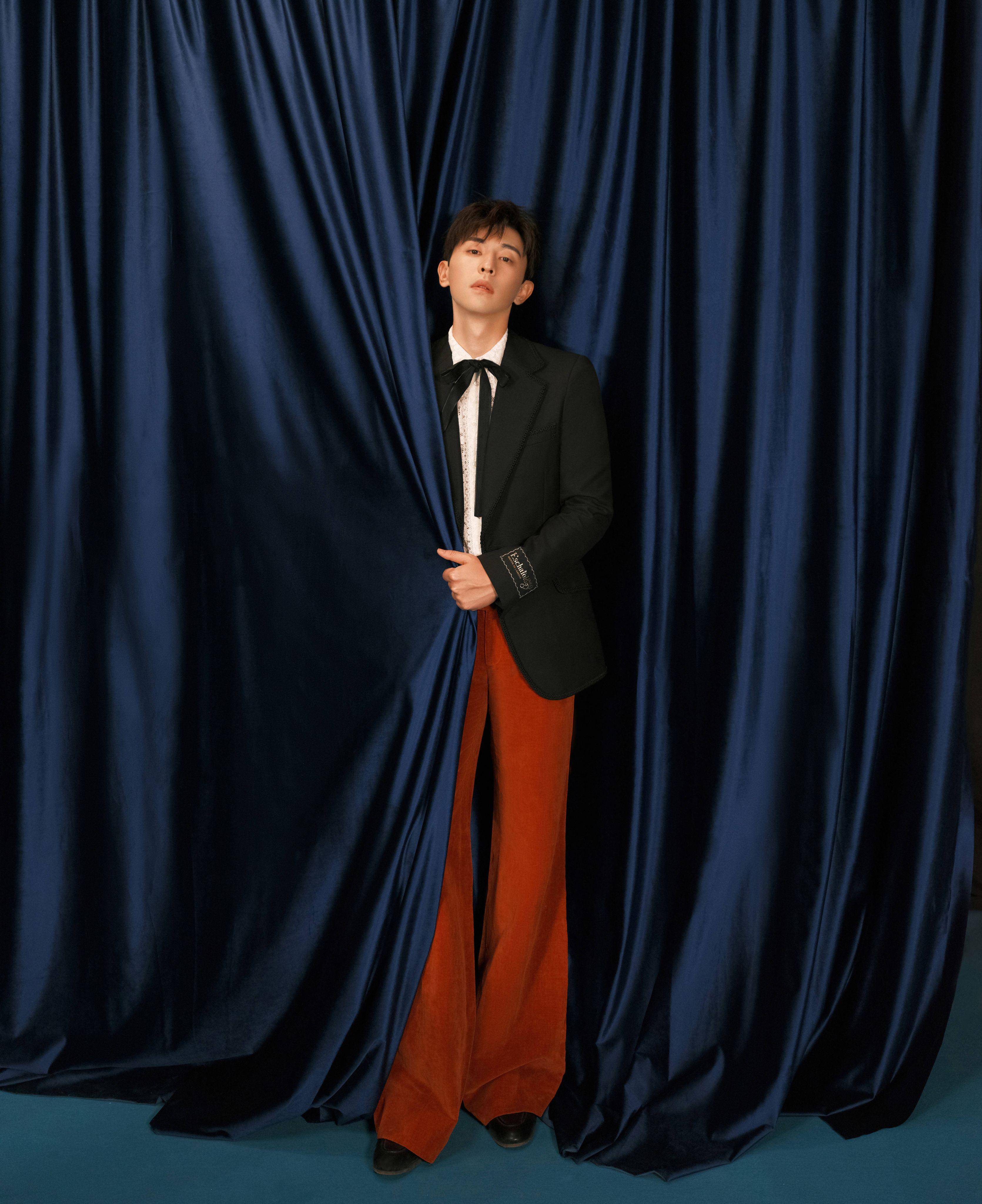 邓伦出席gucci某活动,黑色西装配红色喇叭裤子,复古又时尚_感觉_造型