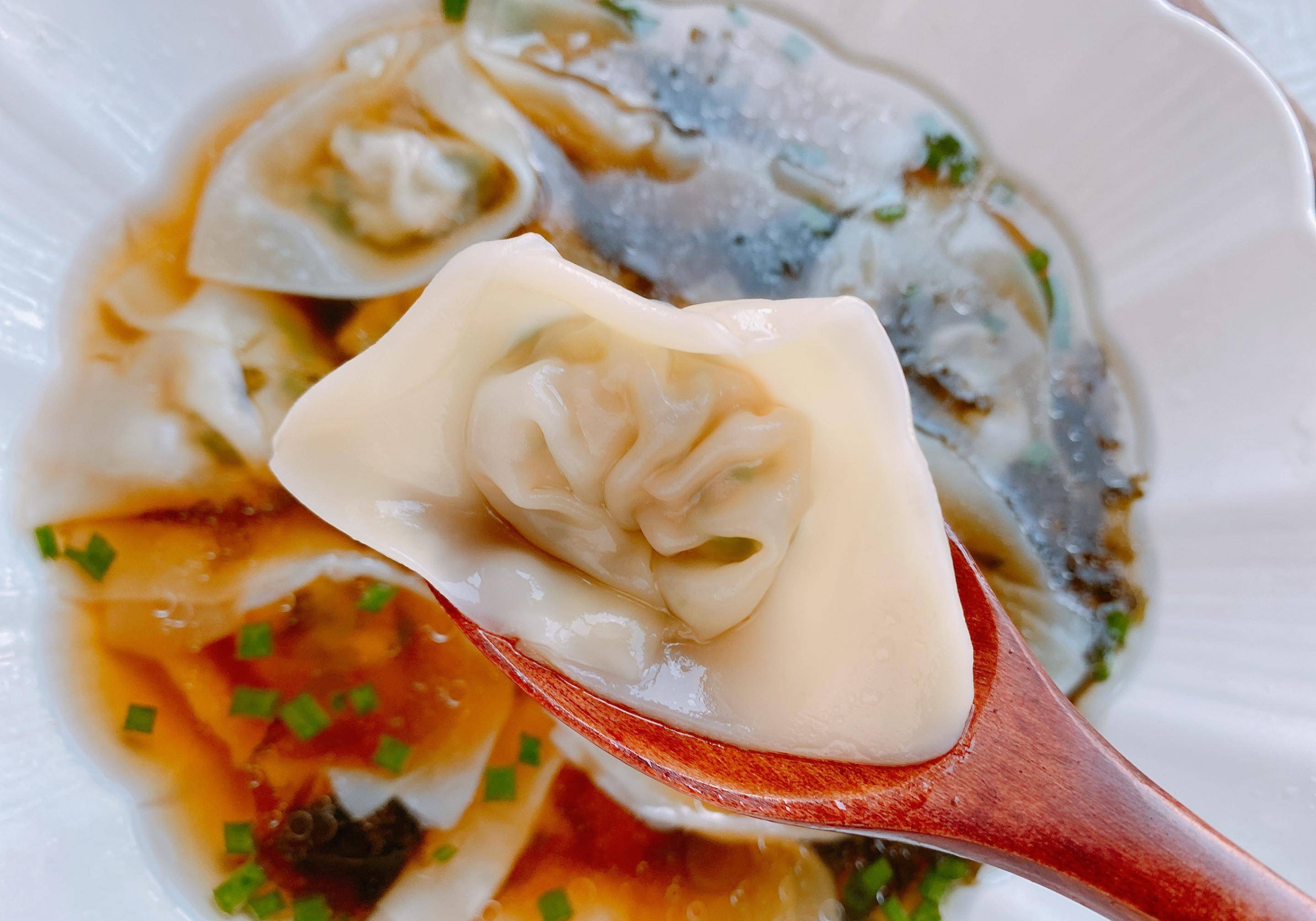 在江南地区,最流行的荠菜做法是做馄饨.南方的馄饨和北方的饺子一样.