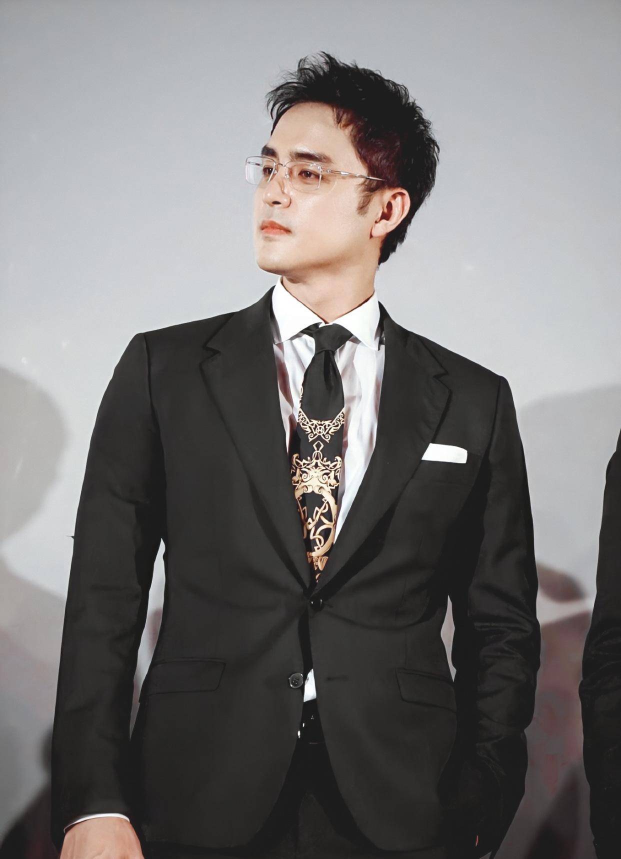 大叔硬凹男团范,烟熏妆瘦身也难掩明道陈志朋的油腻_感觉_气质_西装