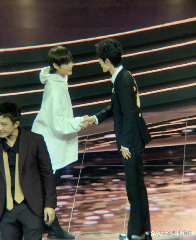 肖战晒与李宇春合照,俩人共进晚餐关系好,之前两家粉丝还曾互撕_品牌