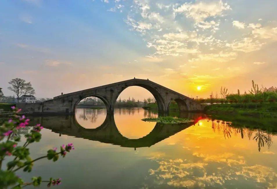 始建于清康熙五十八年(1719年)的永庆塘桥(现为沈荡大桥)上,既走出过
