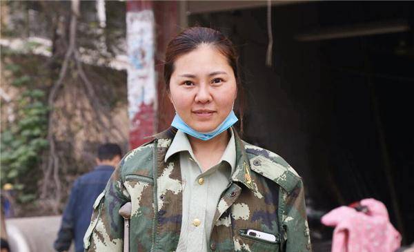 独腿女孩罗雨,当电焊工走红网络后,被300名男子表白,后来怎样_生活