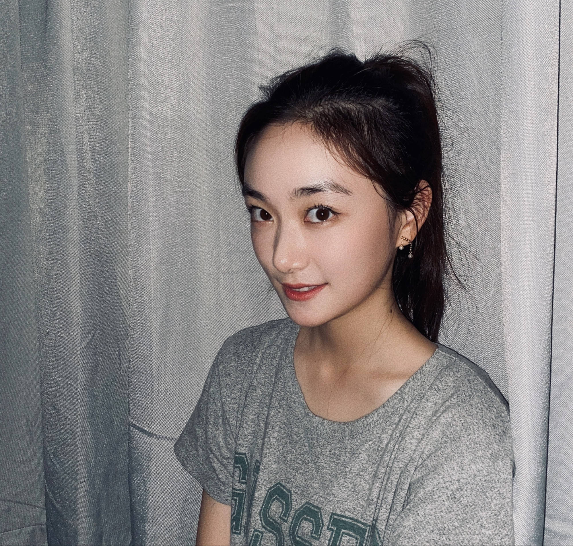 孙俪妹妹首晒班内大合照,穿衣不重细节太像孙俪,被夏梦衬成路人_孙燕