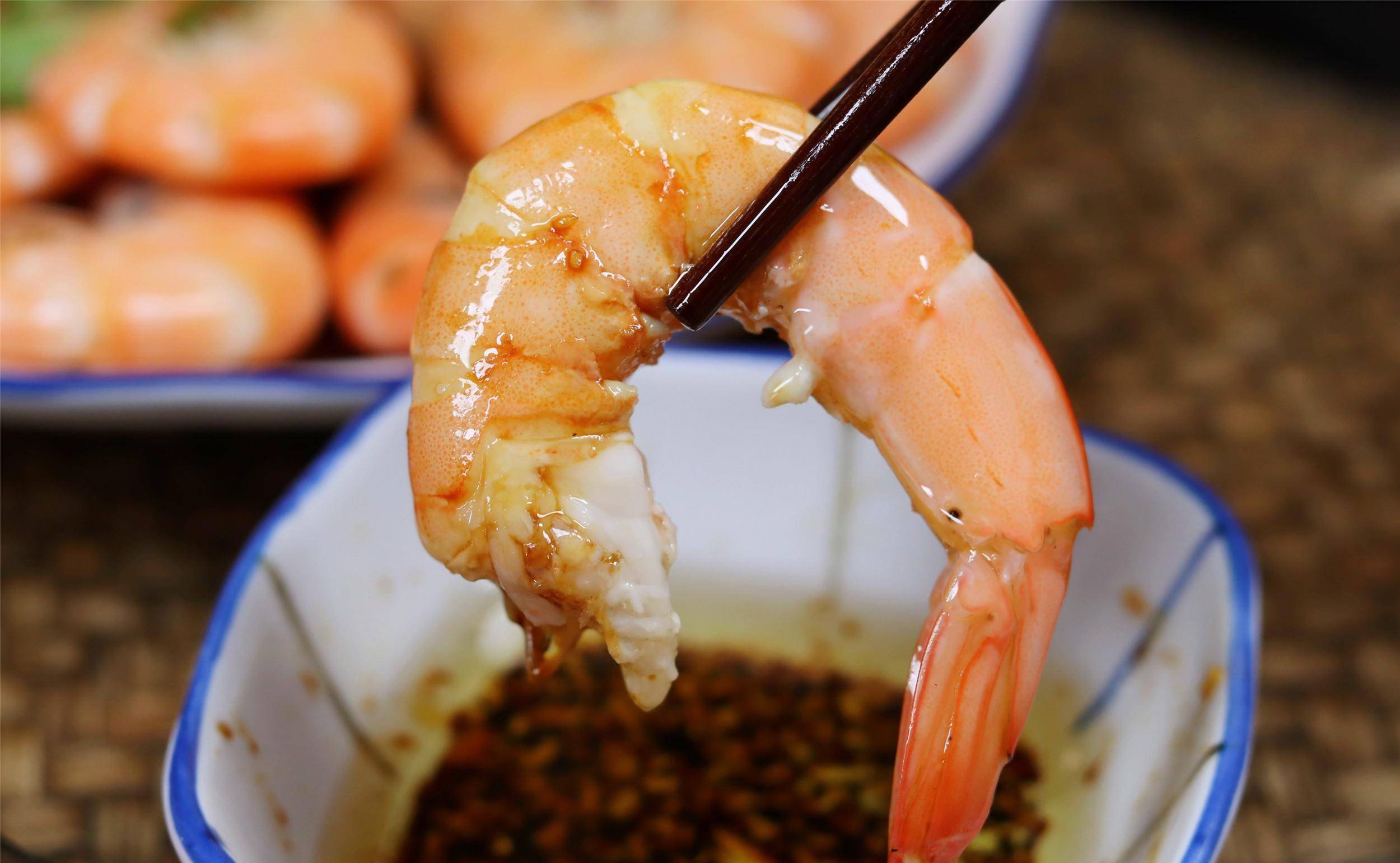 吃水煮虾,别只在锅里煮,手把手教渔民做法,味道鲜美,虾肉有弹性_鲜味