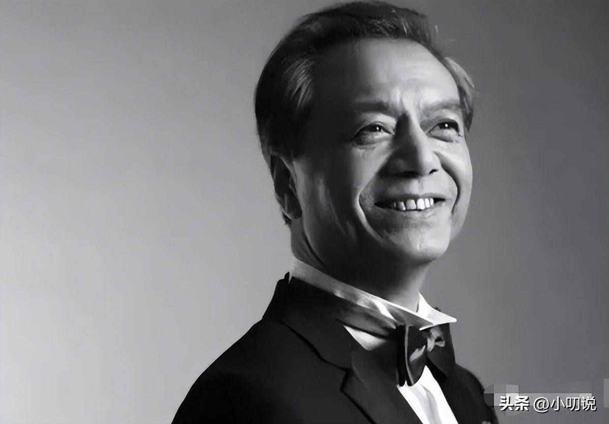 央视初代主播薛飞:巅峰时出国摆地摊,晚年回国教书,儿子是演员