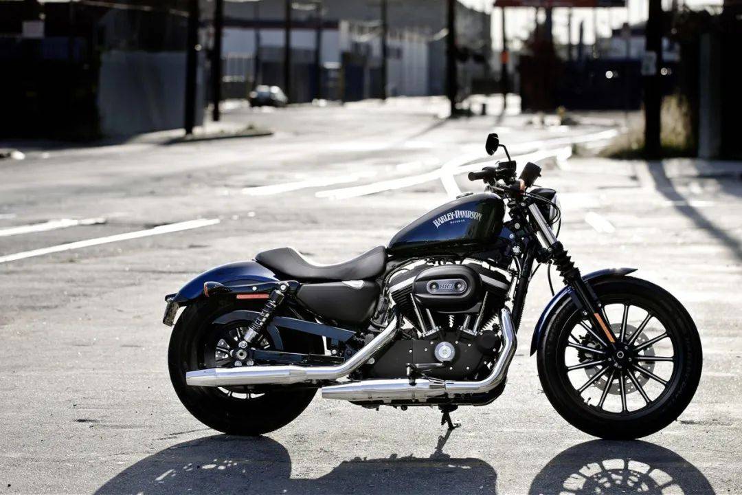 883上,我们能看到许多哈雷戴维森品牌作为美式巡航车代表的必备元素