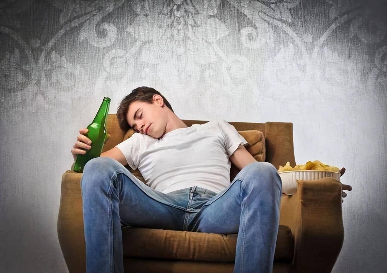 酒后脸色苍白有的人喝酒后会变红,有的人喝酒后会变苍白,这是这些人不