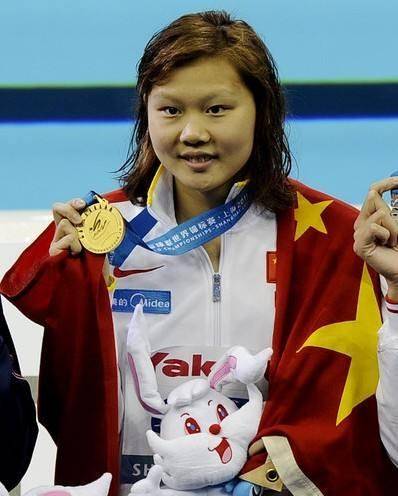 她其貌不扬却身材傲人,比赛生理期夺冠后疼到昏倒,现家庭很美满_赵菁