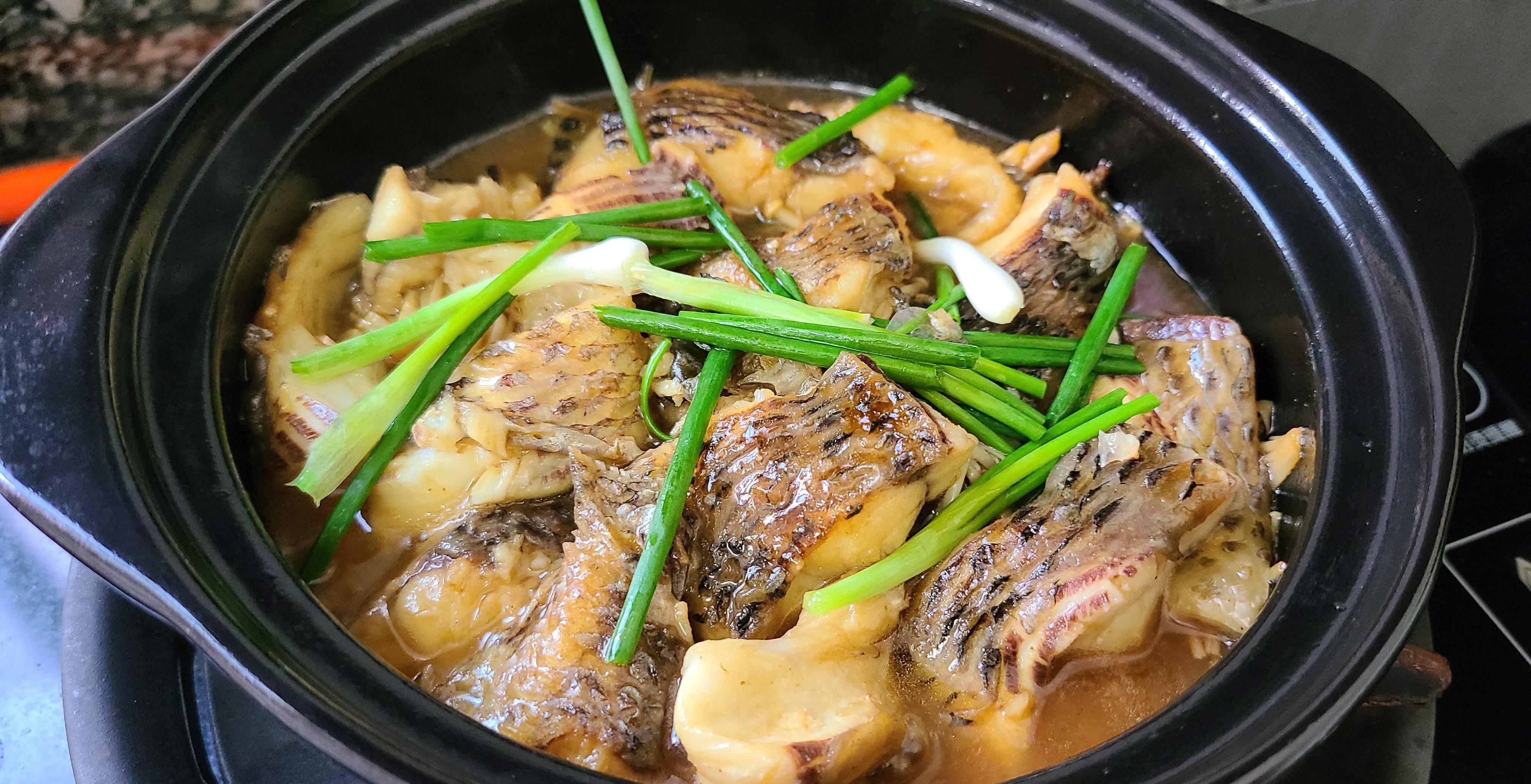 鱼肉这做法真好吃,广东老厨师教的一道家常菜,肉香味浓_砂锅_金针菇