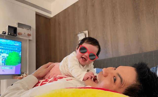 向华强抱住孙女不放超宠,郭碧婷穿露脐装肚子微凸_黑色_身材_小腹