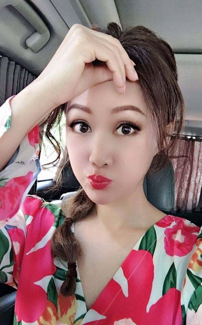 昔日港姐梁小冰,在酒吧唱歌捞金,51岁还穿亮片短裙卖力演出!_感觉_裙