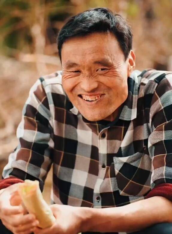 一场流量的狂欢:山东"拉面哥"的故事,让人泪目_彭佳佳_小视频_临沂