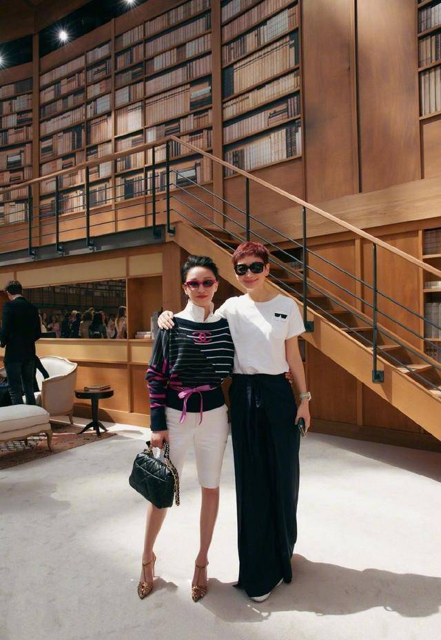 "时尚教母"晓雪突然离职,49岁依旧高级脸,十年前被洪晃称臭美_黑色