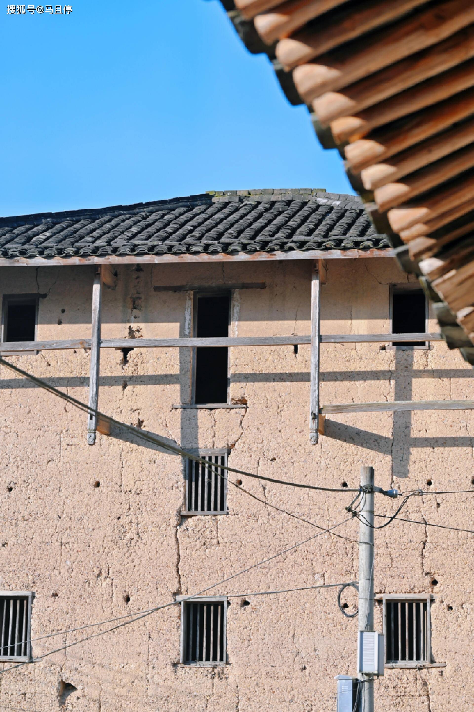 土楼的外部用夯土墙合围,内部是木构架,2层以上的四面夯土墙上都会开