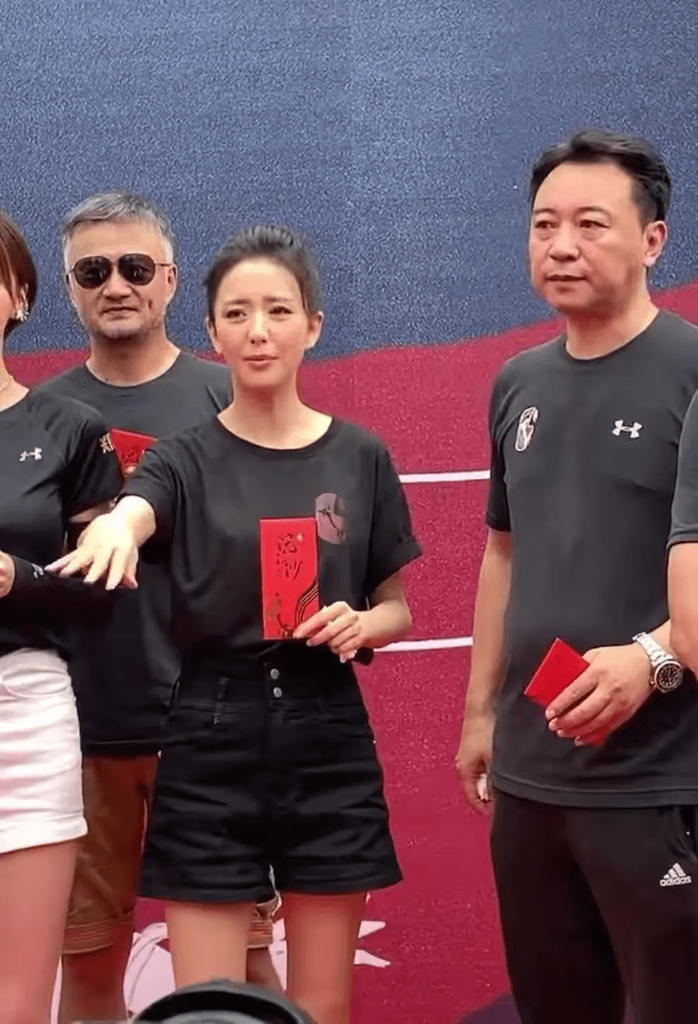 佟丽娅素颜亮相,穿黑色t恤扎丸子头,撑起场面太有"大姐范"_时尚_短裤