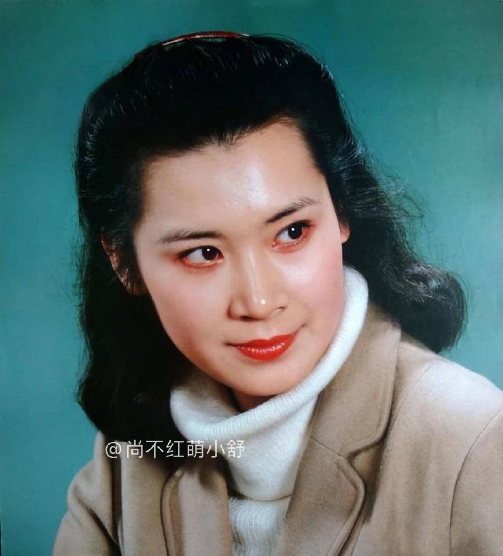 63岁肖雄老了也时髦,穿衣秀雅不扮嫩,一副书卷气的知性相真美_气质