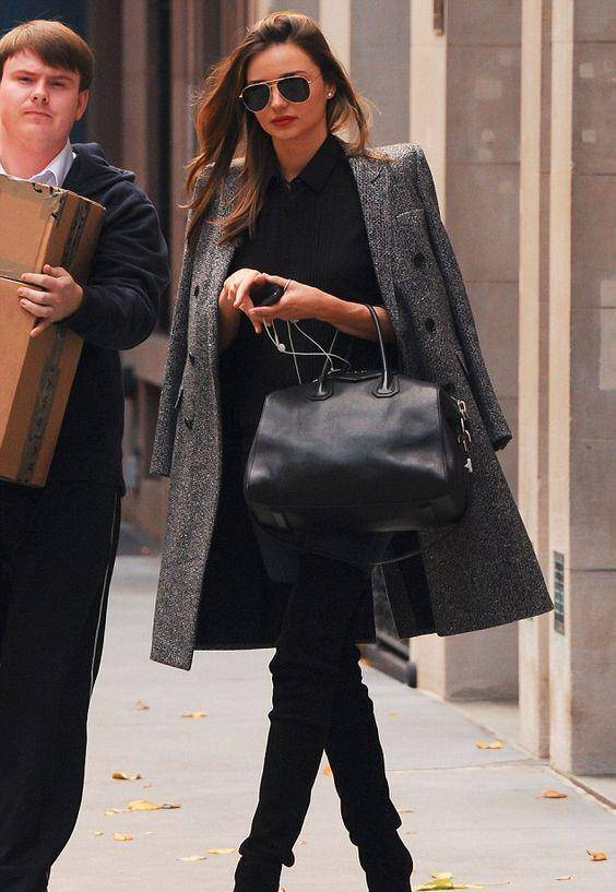 米兰达可儿看不出生了三个娃,穿条纹衬衫披大衣,笑容甜美灿烂!