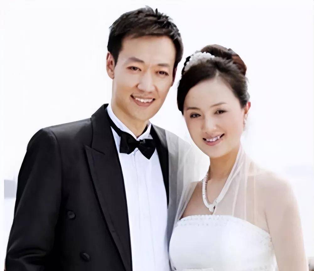 辛柏青与妻子朱媛媛结婚17年,从未有过绯闻,感情稳定恩爱.