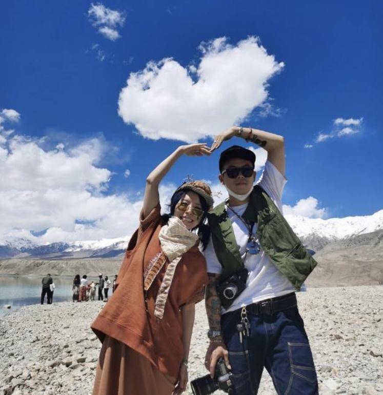 黄雅莉晒夫妻合影庆祝相爱17年,对老公撒娇索吻,依然甜蜜如热恋_王皓