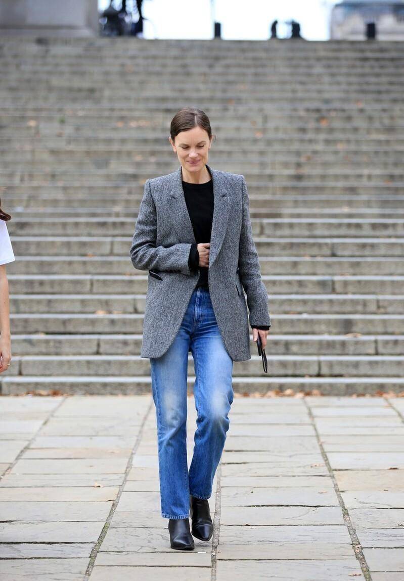 西装配牛仔裤穿才时髦,今年春天这么配,美出成熟优雅感