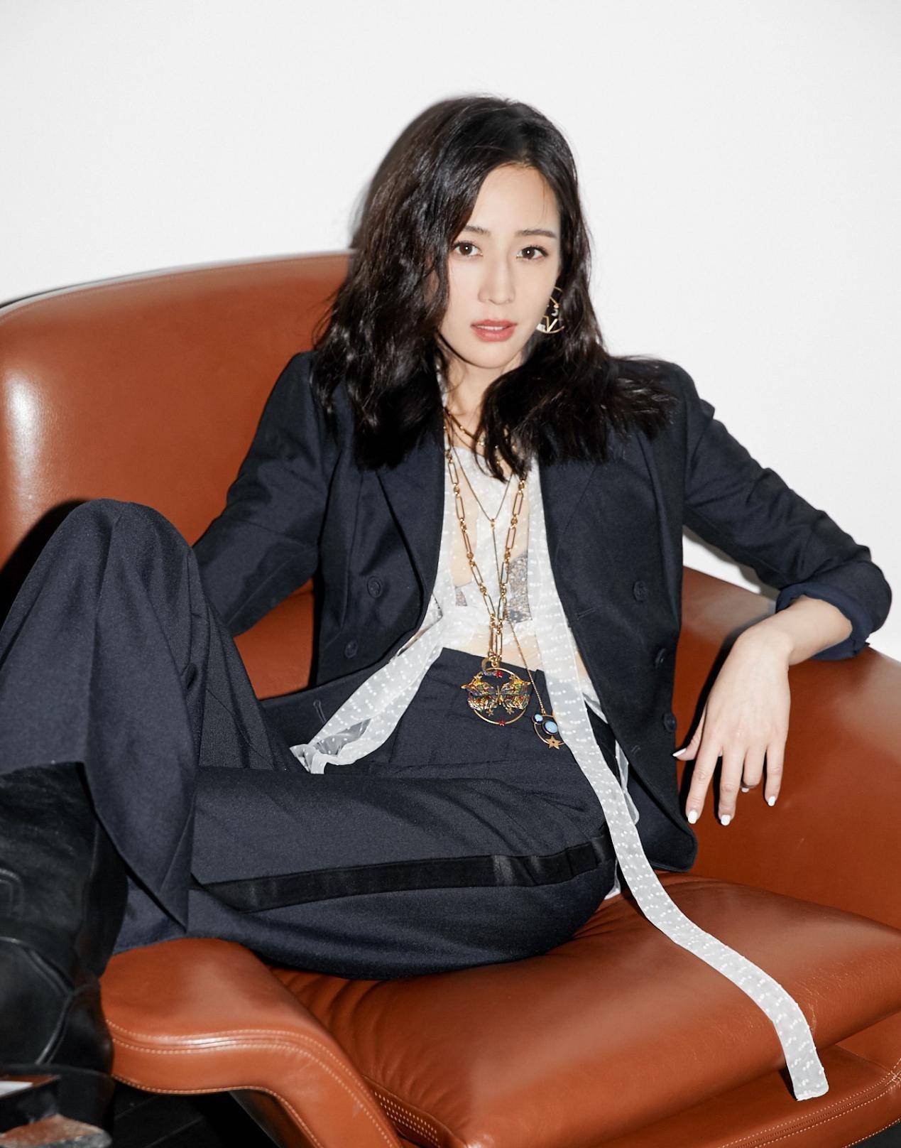 有很多小仙女们接受不了裸露大面积的透视装,并且有的小仙女身材也不