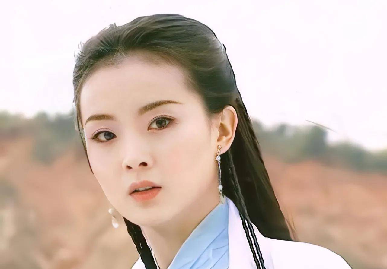 没了古装发型设计的个性化呈现,亦没了巅峰时代精心设计的古典底蕴