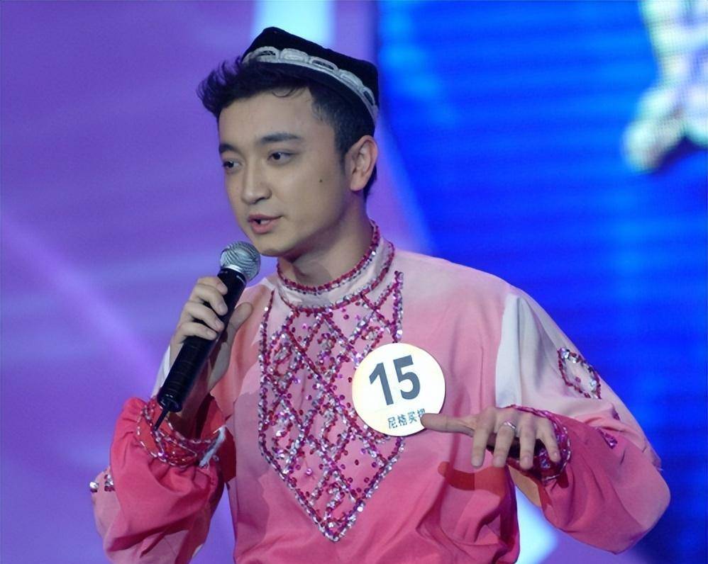 主持人小尼:和圈外妻子生活低调,结婚10年至今无子,他在图啥?