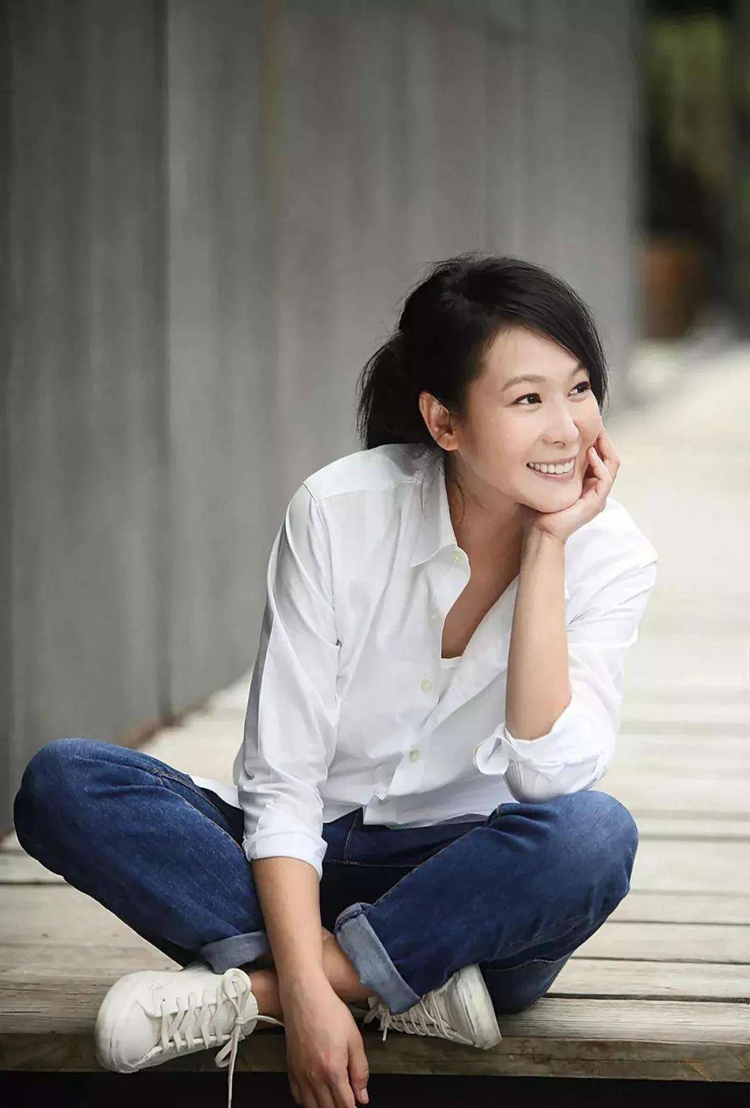 49岁的刘若英活成万人迷,穿着长裙风情万种,变回结婚狂_黑色_女性