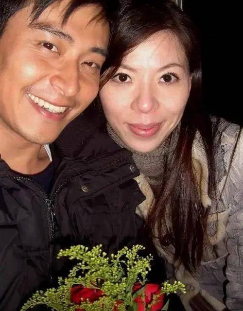 谢欣怡19岁的时候就跟陈冠霖谈过恋爱,但是那会年轻,懵懂的爱情短暂而