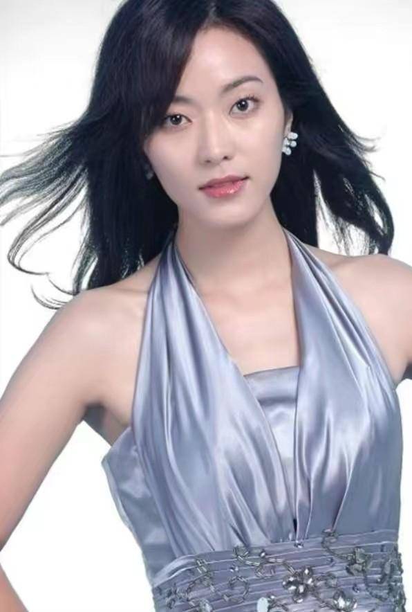邵兵老婆罕露面,穿旗袍演话剧仪态出挑,没有网红脸五官很大气_身材