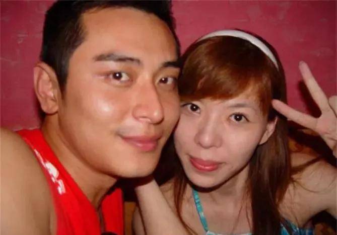 谢欣怡19岁的时候就跟陈冠霖谈过恋爱,但是那会年轻,懵懂的爱情短暂而