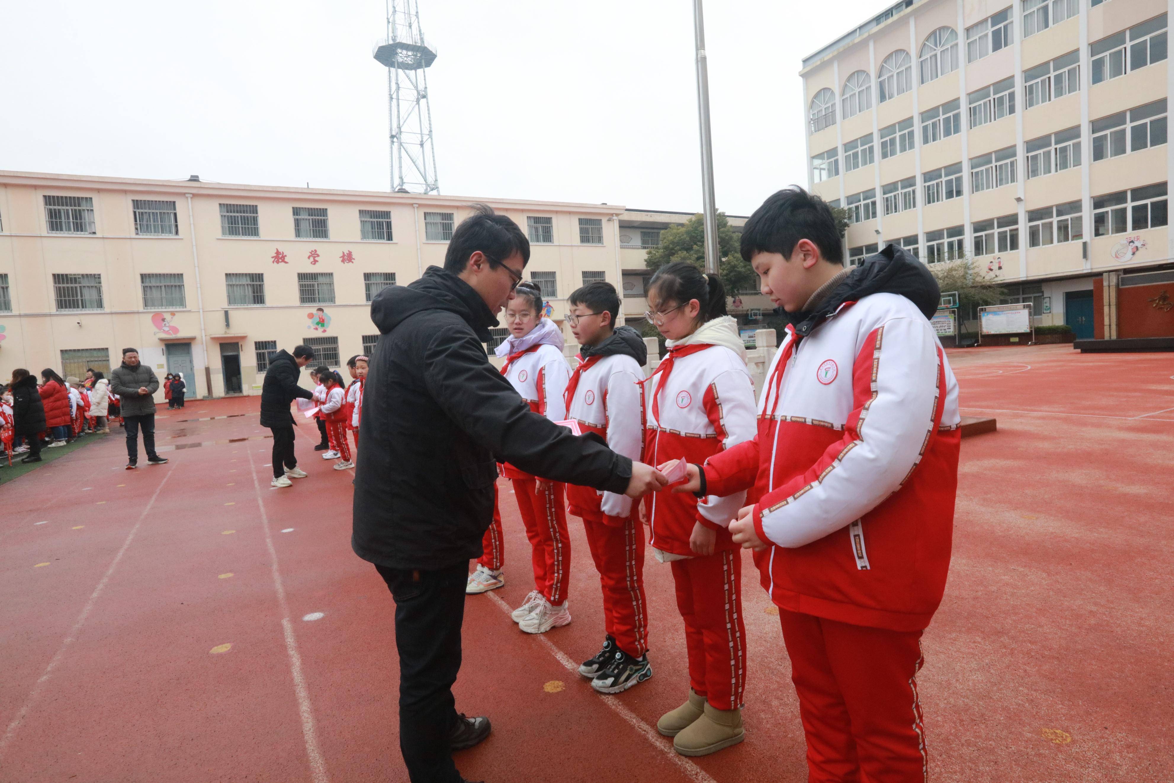 楚州实验小学举行2023"寒假学习生活之星"表彰仪式_窦健_王立均_陈国