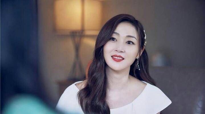 "马小玲"万绮雯罕见现身,一身白裙少女感十足,49岁还是那么美_黑色