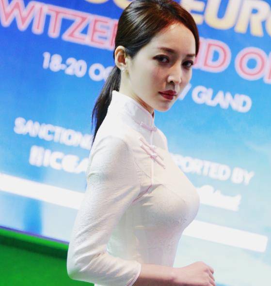 被誉为最美台球女裁判,因旗袍一夜爆红,今拥有570万粉丝_钟瑶_吕帅希