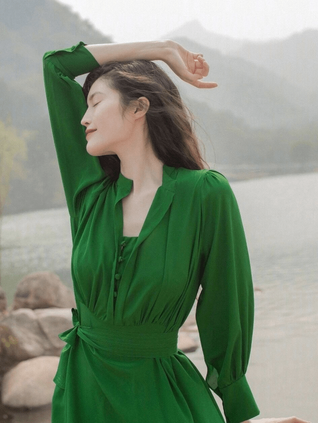 墨绿色的连衣裙配上珠宝,显得端庄美丽.