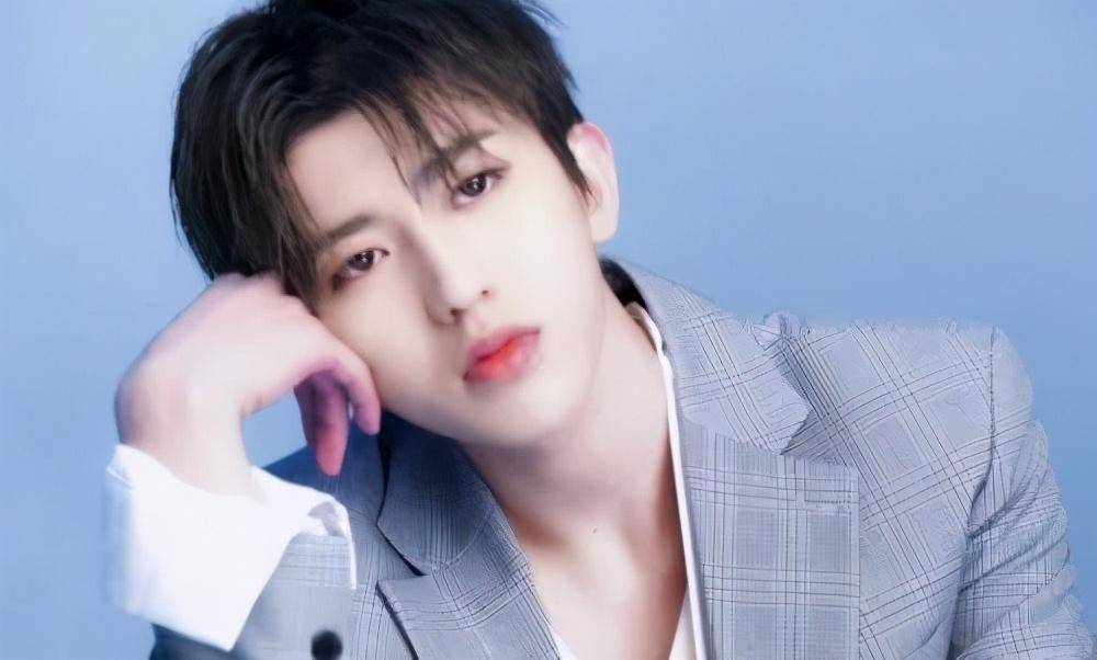 蔡徐坤真是憨憨,发照片忘记p图,意外暴露了杨颖的真实颜值_沙溢_显得