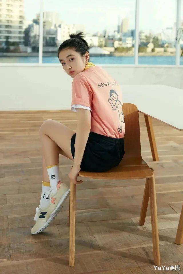 张子枫成为new balance代言人,糖果色印花t恤,邻家妹妹经典穿搭!