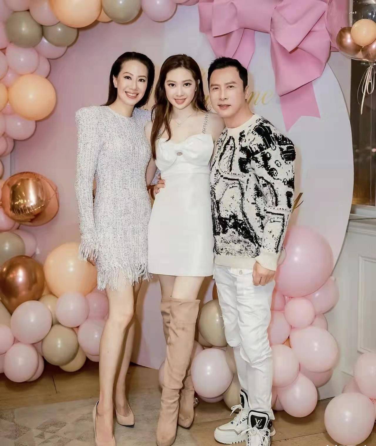 甄子丹女儿17岁就有超模身材,穿蝴蝶结吊带裙甜美娇俏_气质_小小年纪