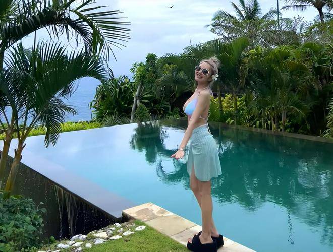 罗志祥前女友出国旅行,穿比基尼秀火辣身材,臀部翘起事业线抢镜!