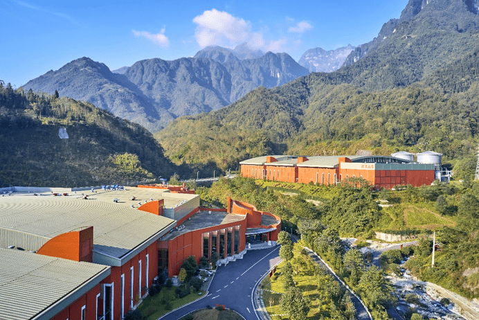 据了解,农夫山泉峨眉山工厂由厂房区,水源地和周边自然环境有机构成
