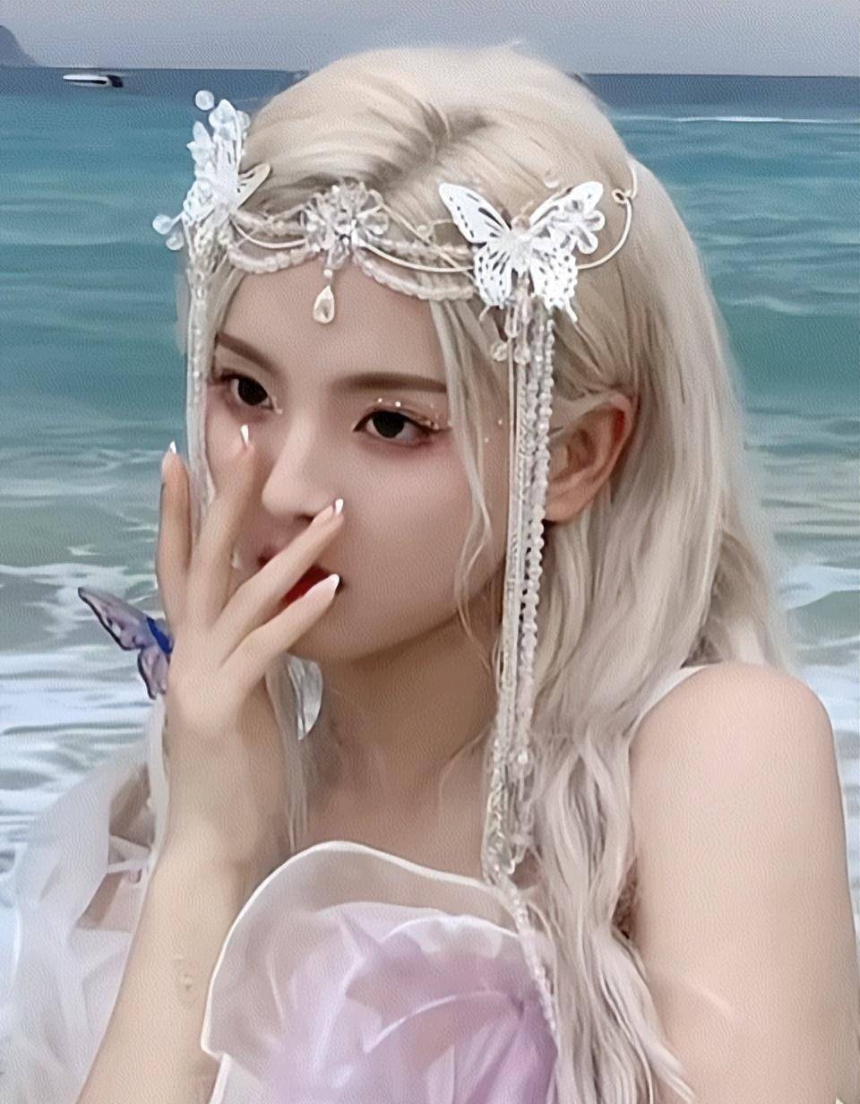 杨超越新发色美出新高度,蝴蝶发饰犹如精灵,仿佛海中出来的公主