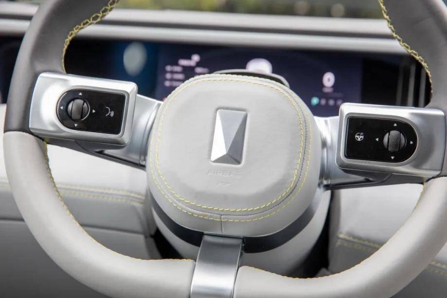 99万元的入门版车型相比,尽管价格贵了2万元,但多出了电动门,真皮方向