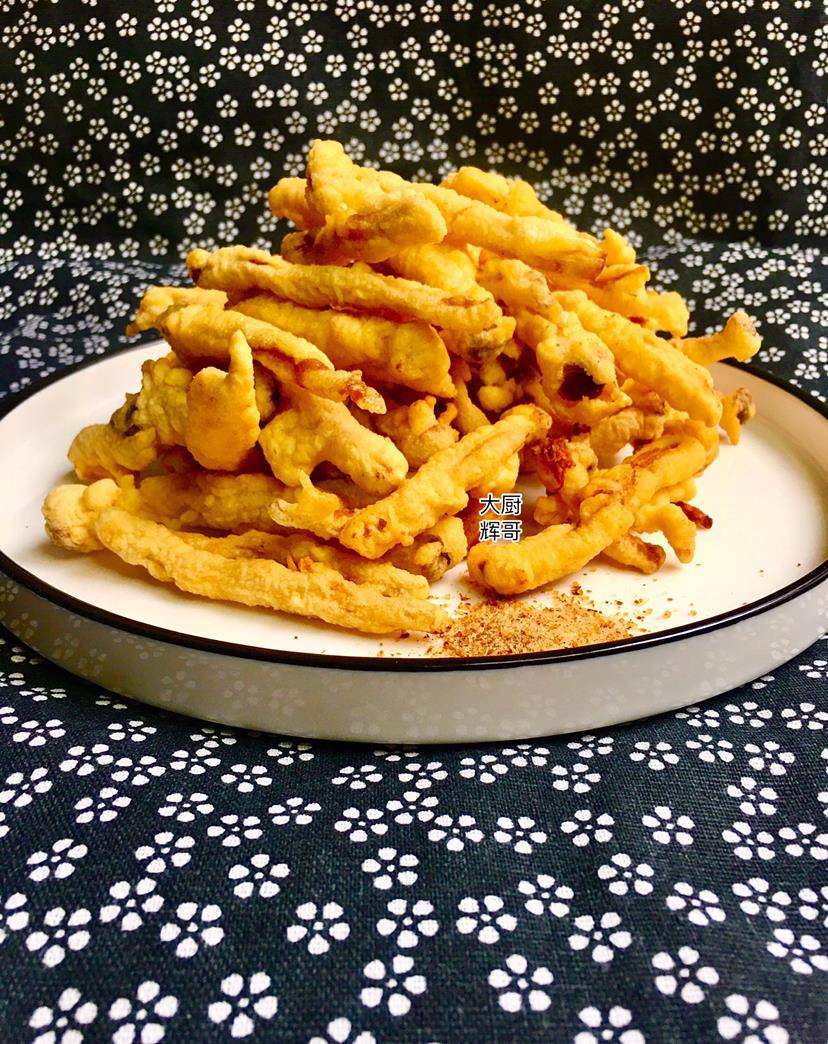 椒盐白玉菇食材:白玉菇,鸡蛋调料:盐,淀粉,面粉,泡打粉,椒盐做法:1