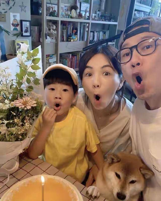 ella化身理发师,儿子劲宝与其年轻时一模一样,引网友忆当年_状态_身体