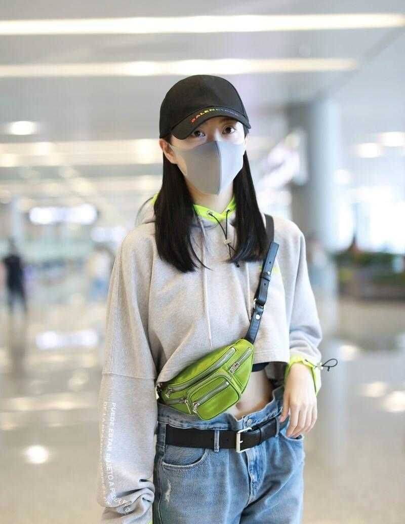 景甜身材好又会穿,露脐卫衣配牛仔裤走机场,洋气又时髦_设计_毛衣