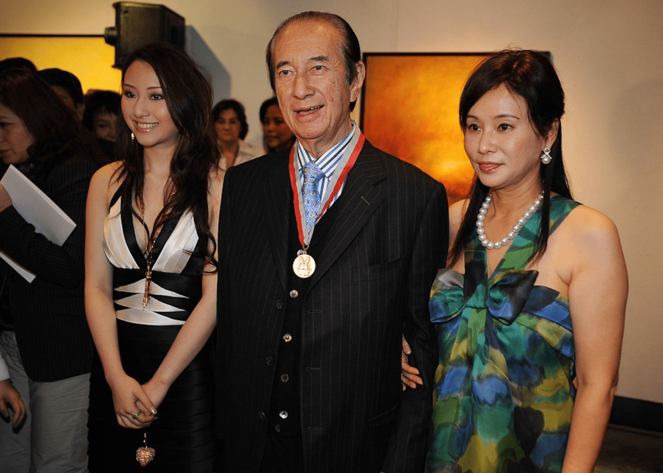 何超云庆祝生日晒母女合照,68岁陈婉珍养尊处优,脸部圆润很富态_男友