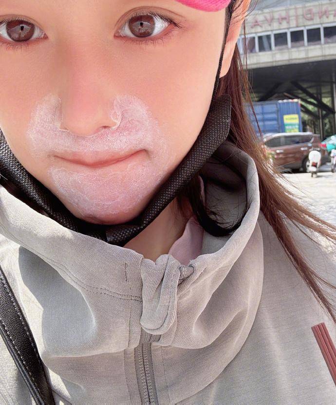 张馨予皮炎两天痊愈,参加活动穿着性感火辣,用口红画画多才多艺_网友